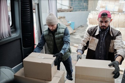 Addetto al carico e scarico di container con esperienza