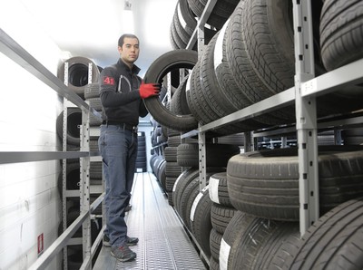 Magazziniere addetto agli pneumatici