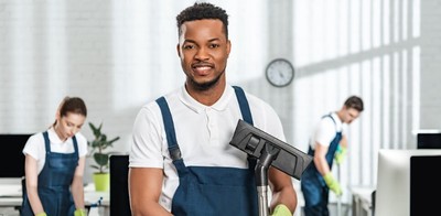 Zamestnanec upratovacích služieb s praxou