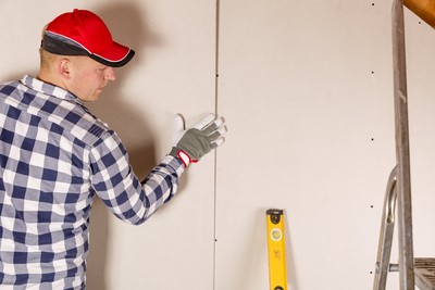 Plasterboarder (€530 – €630 net per week)